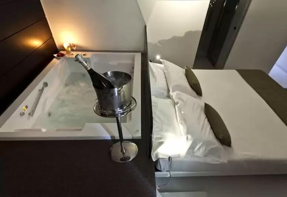 NAVONA SUITES 52/52
