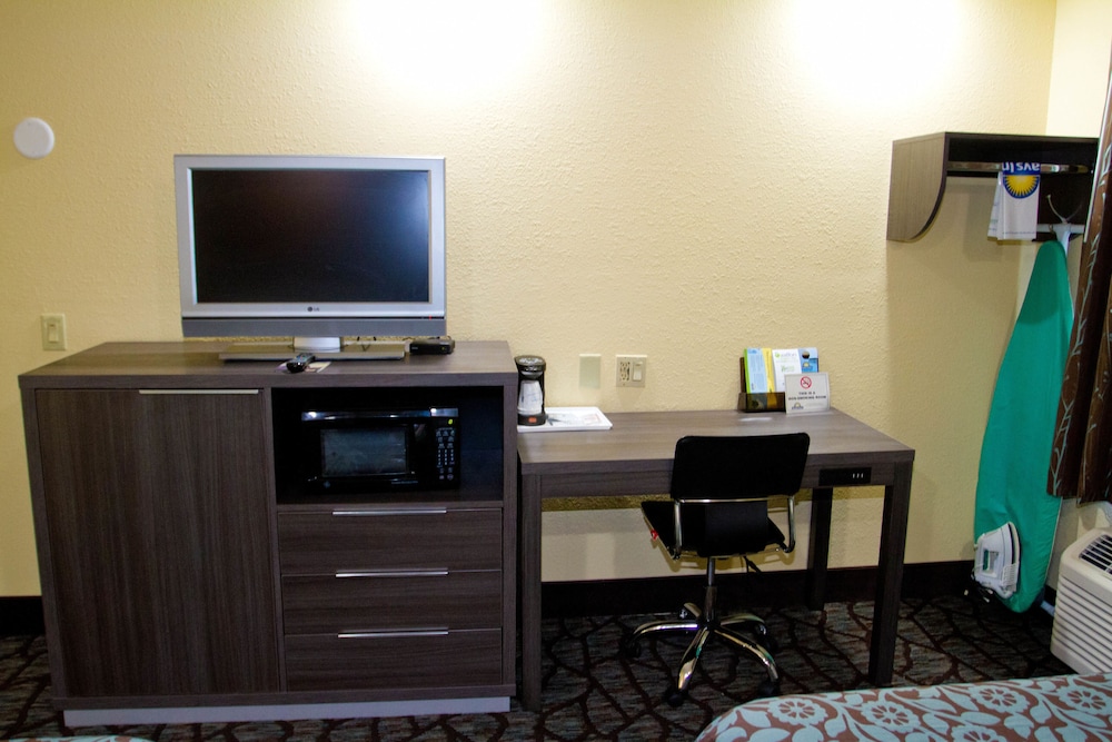 Days Inn By Wyndham Blue Springs 25/29