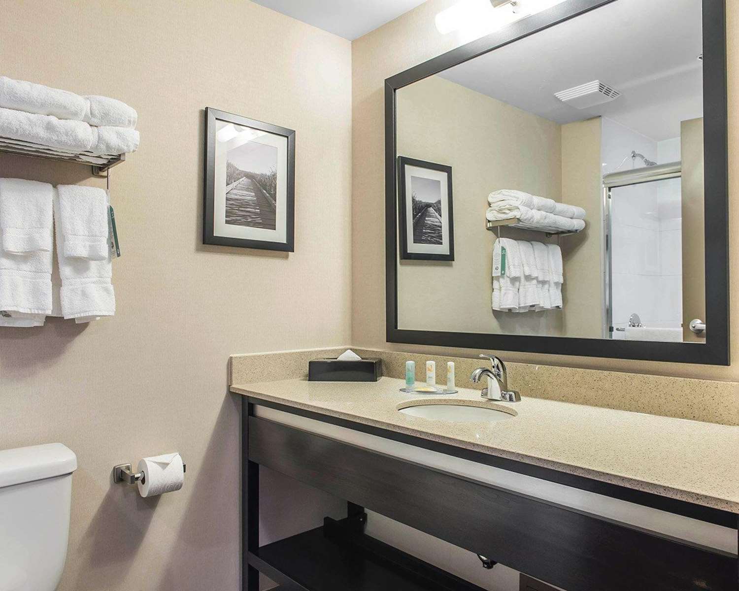 Quality Inn & Suites Kingston, ON 44/45
