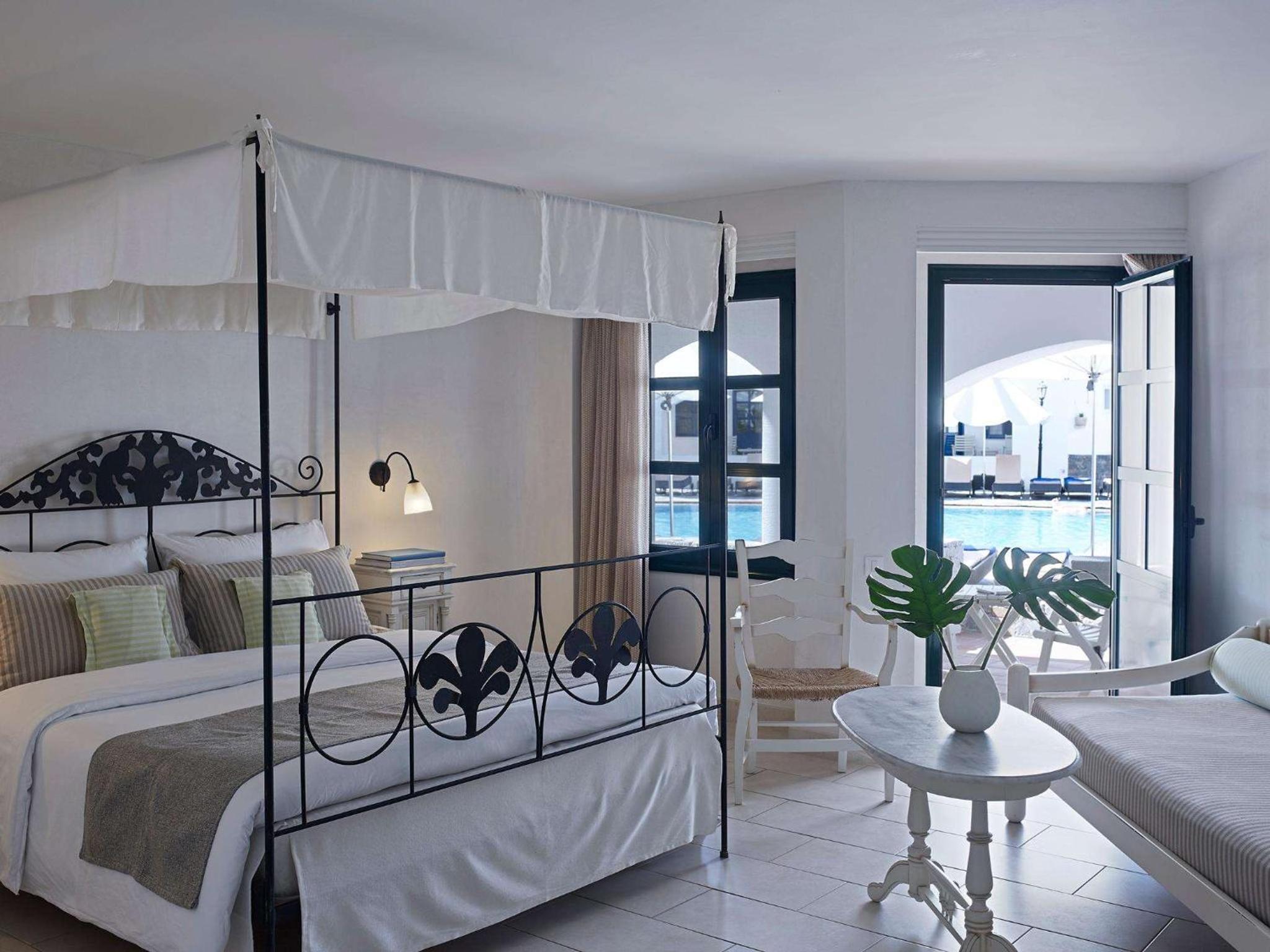 Bungalow, King Bed, Pool Front
