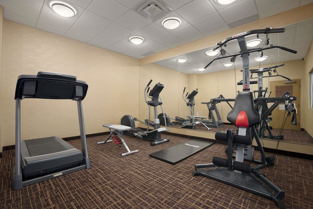 Days Inn & Suites By Wyndham Winnipeg Airport Manitoba 8/16