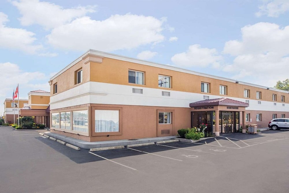 FairBridge Inn Express Williamsville 30/35