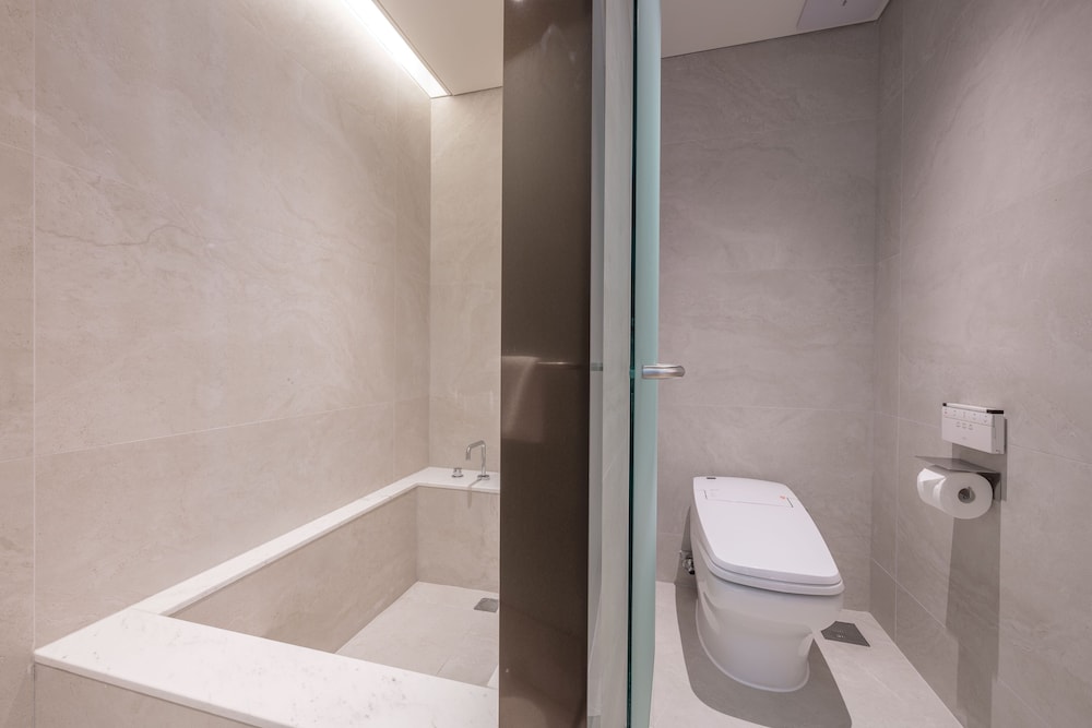 Junior Suite, 2 Queen Beds, Partial Lake View، Homm Marina Sokcho 7/10
