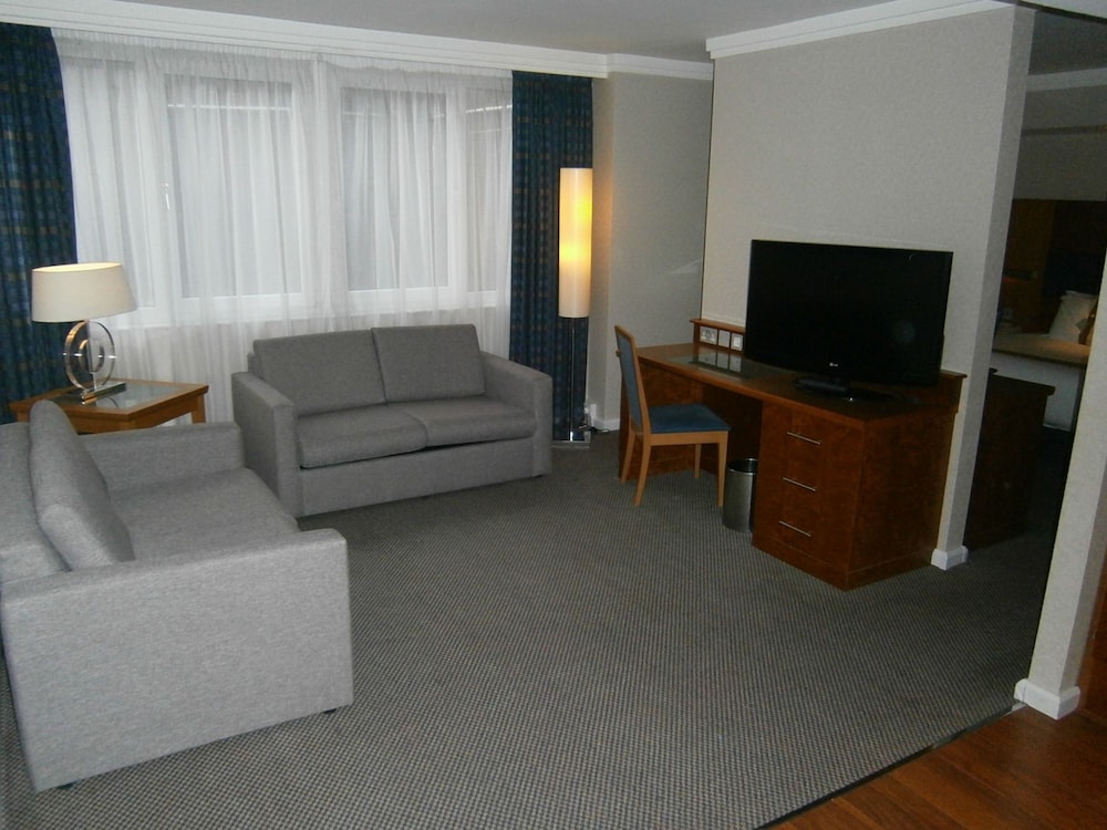 HOLIDAY INN MAIDENHEAD-WINDSOR 28/50