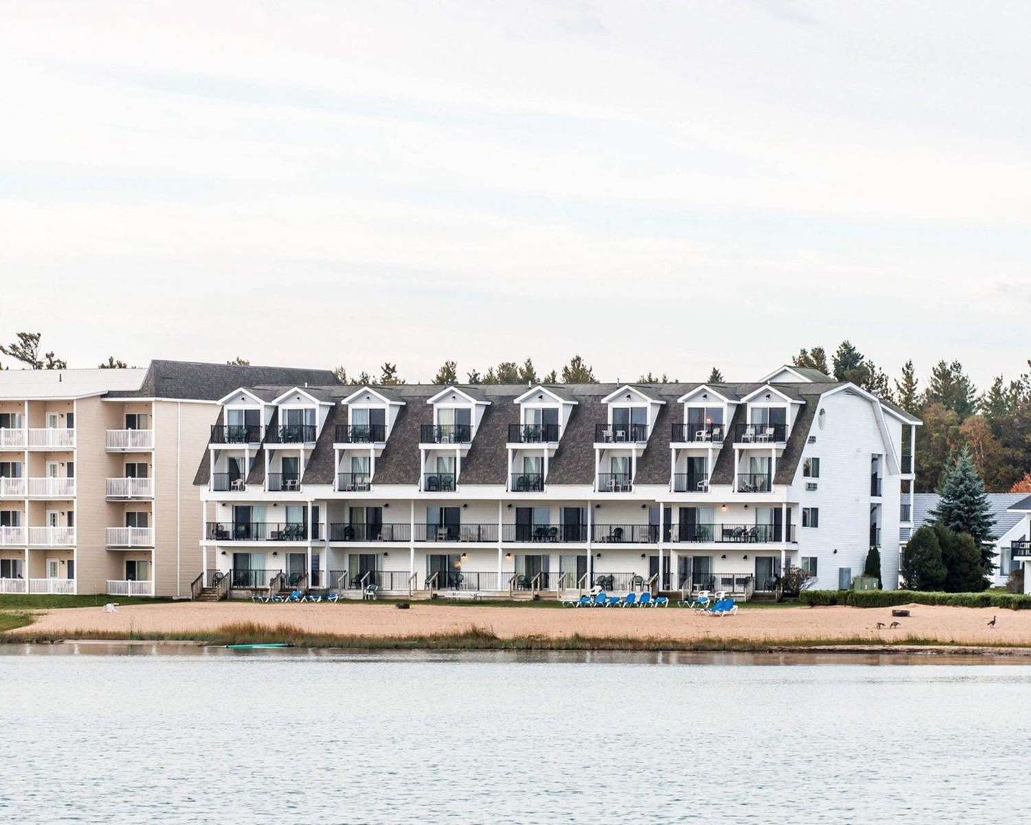 Quality Inn & Suites Mackinaw City Beachfront 4/21