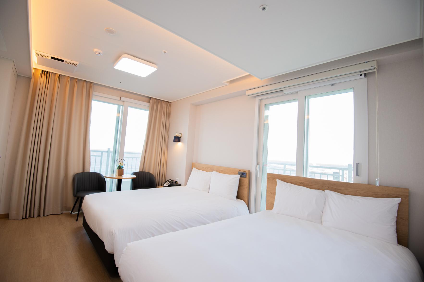 Deluxe, Family, 2 Double Beds, Pine View