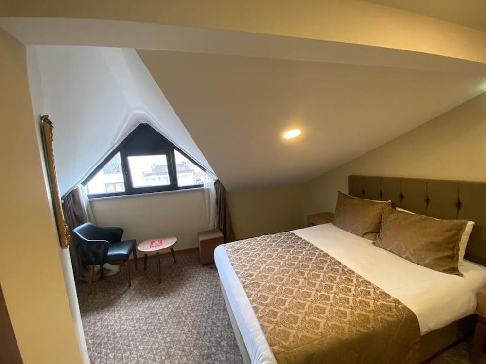 BUDGET, ECONOMY, BASEMENT, DOUBLE OR TWIN BED