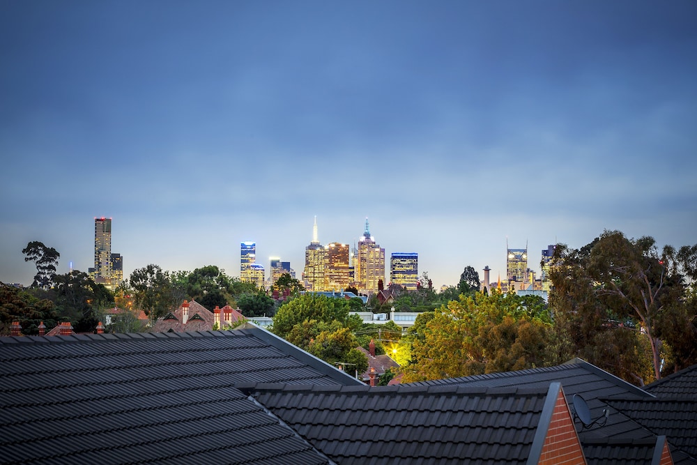 MainStay Suites Kew 56/60