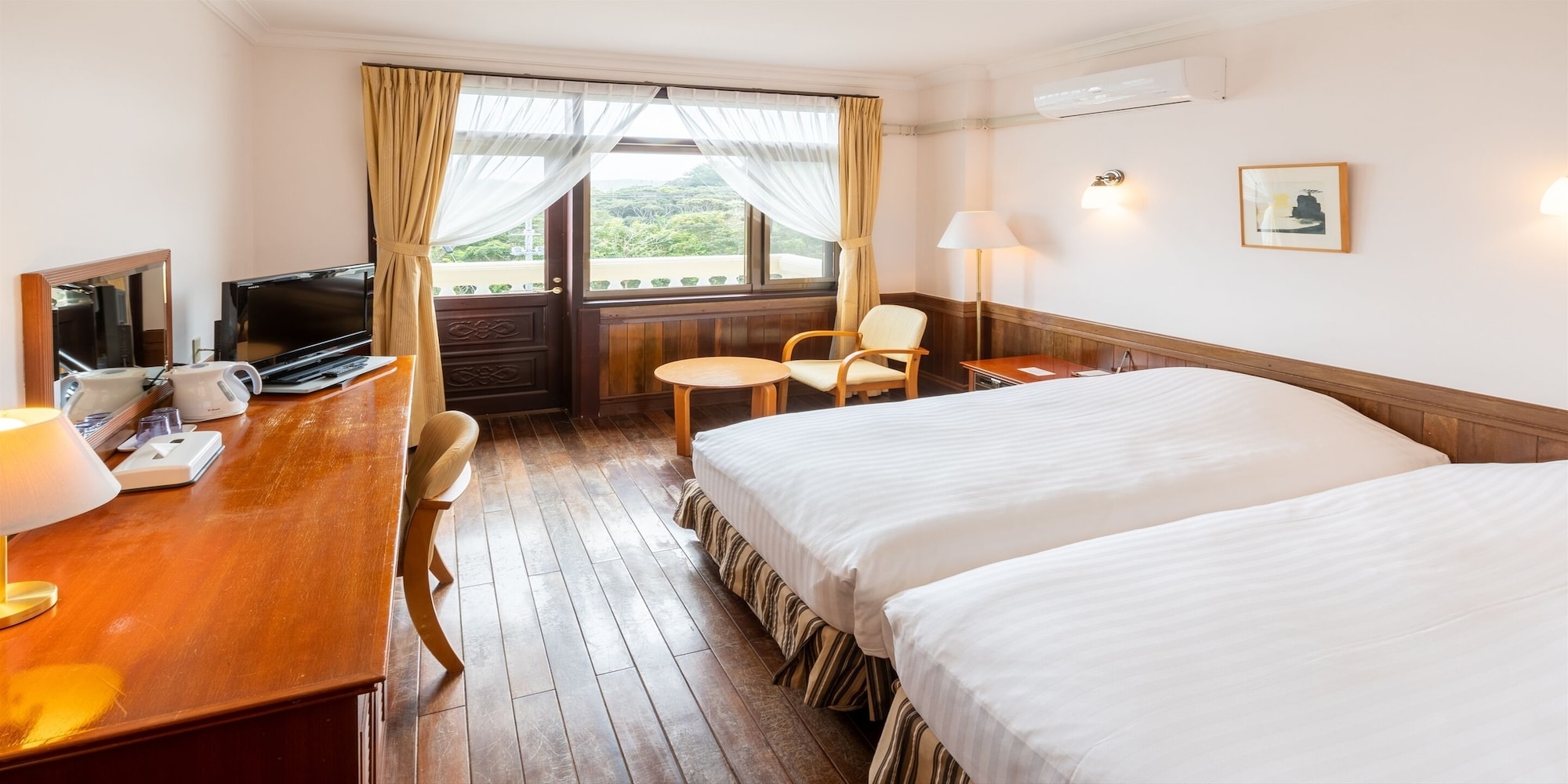 HOLLYWOOD, TWIN BEDS