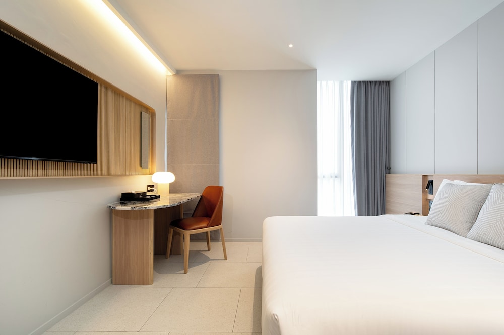 DELUXE, KING BED