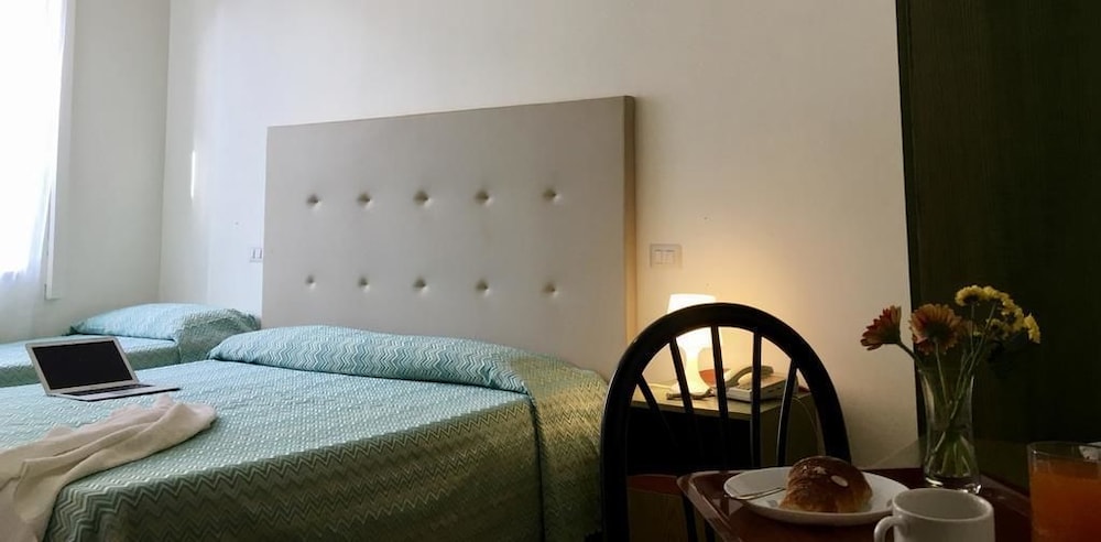 ROOM, SINGLE