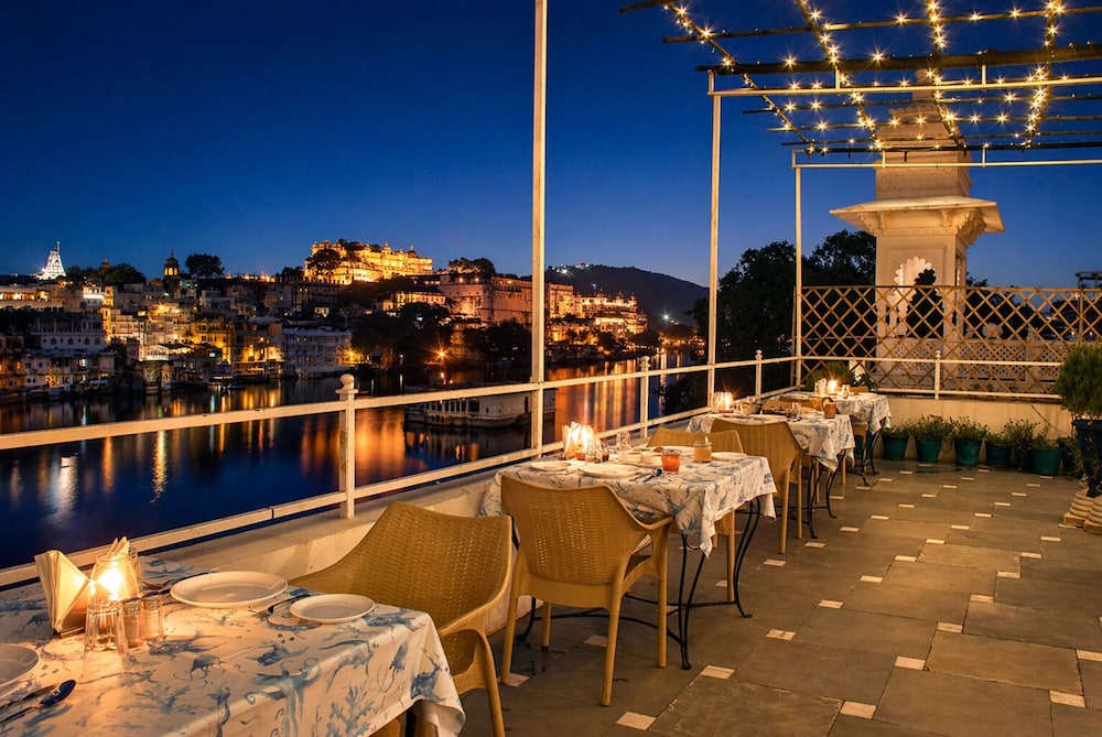 Hotel Sarovar 45/50