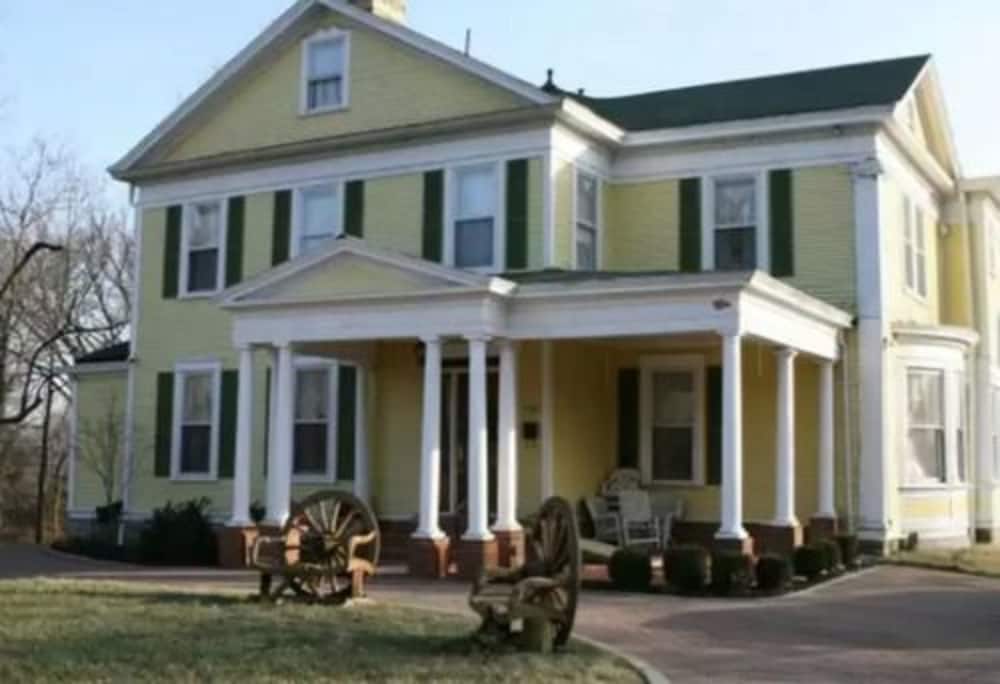 Six Acres Bed Breakfast 2/33