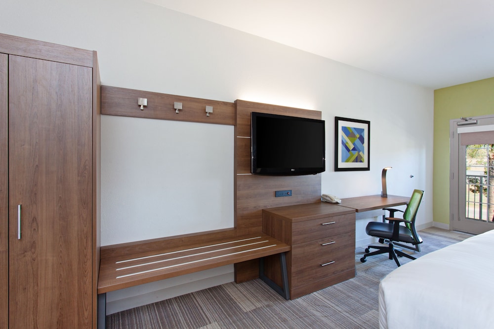 Holiday Inn Express Hotel & Suites Corona 56/57