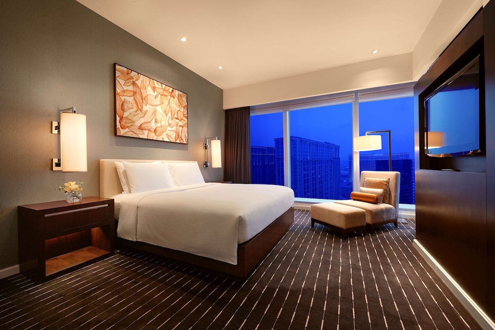 Grand, Executive, Suite, King Bed, Fountain View