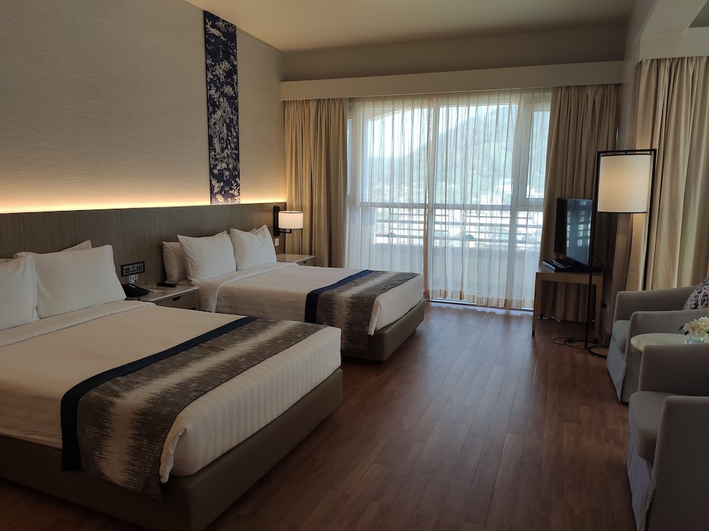 The Royal Paradise Hotel & Spa 24/75