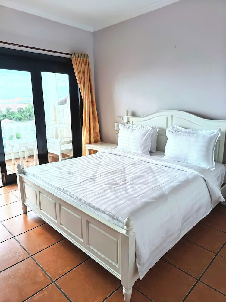 SUPERIOR, QUEEN BED, GARDEN VIEW