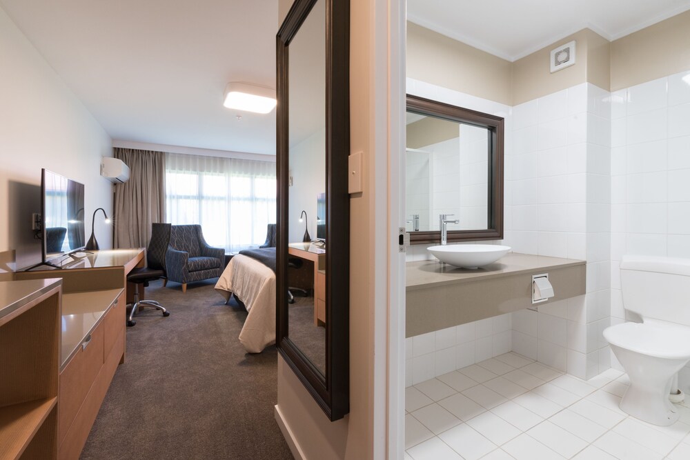 Distinction Hamilton Hotel Conference Centre 48/50