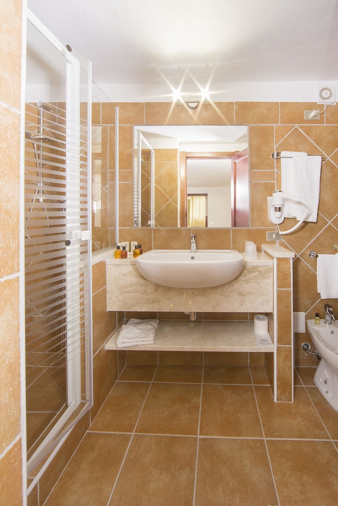 Colonna Beach Hotel 49/50