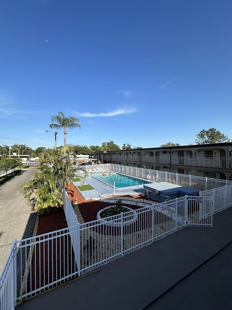 Econo Lodge St. Petersburg Central 36/54