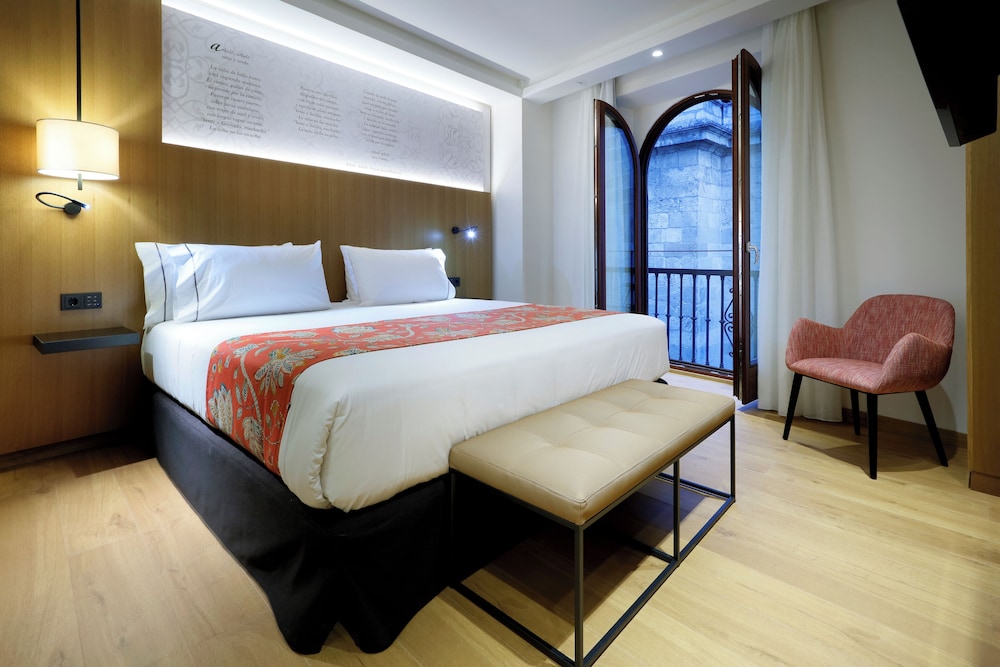 Junior Suite, Single, 1 Queen and 1 Single Bed, Cathedral View