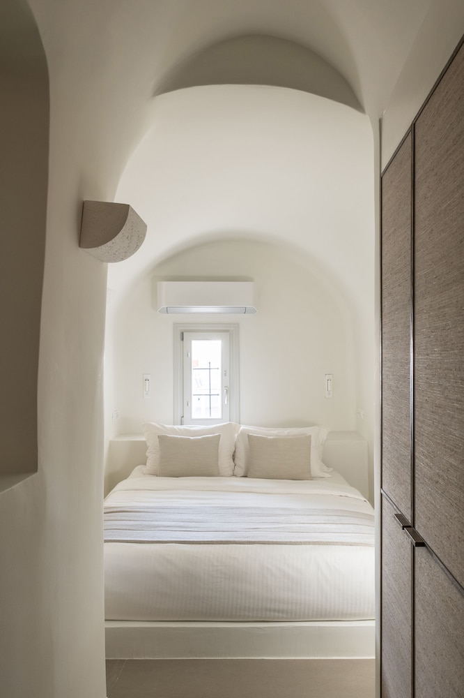 2 BEDROOMS, SENIOR, SUITE