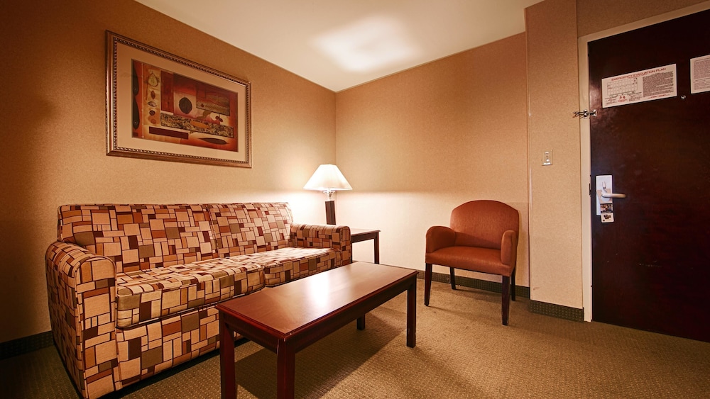 Spark by Hilton Rahway 13/25
