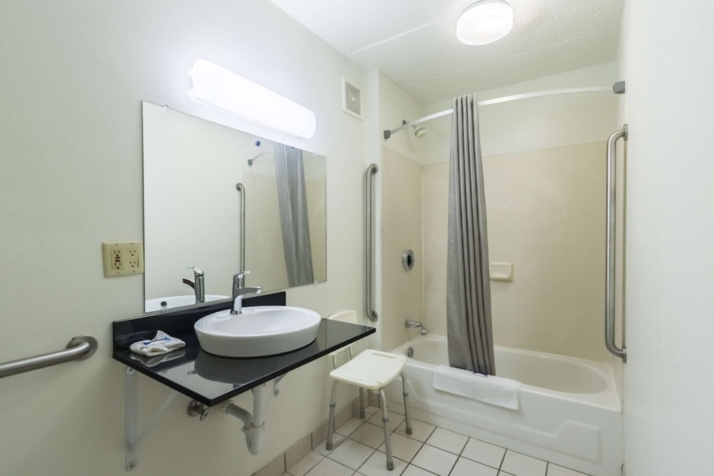 Motel6 Crawfordsville, IN 48/51