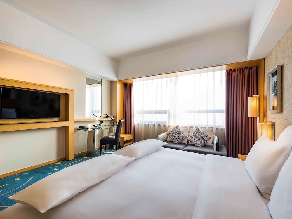 DELUXE, SUITE, KING BED, LIVING AREA, LOUNGE ACCESS, HIGH FLOOR