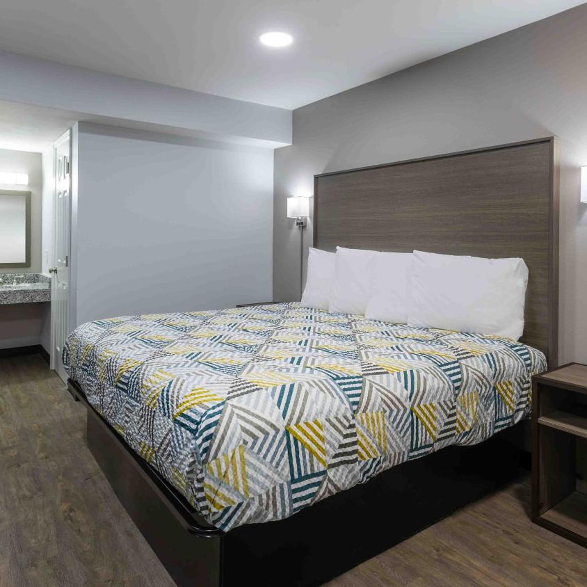 Deluxe, Queen Bed, Smoking