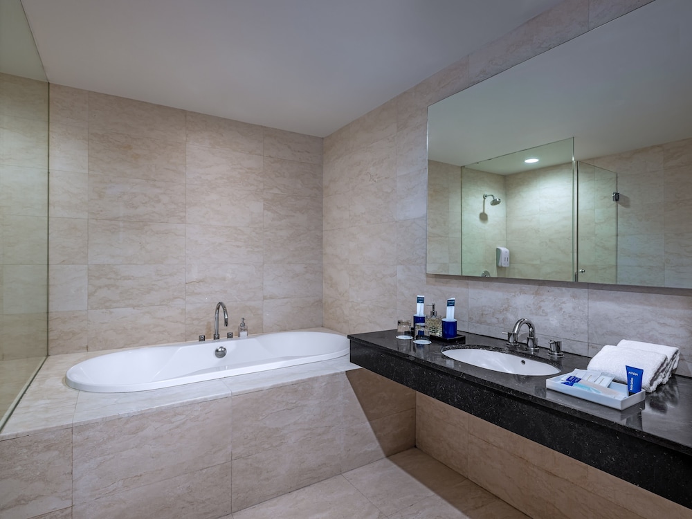 Aston Makassar Hotel and Convention Center 46/48