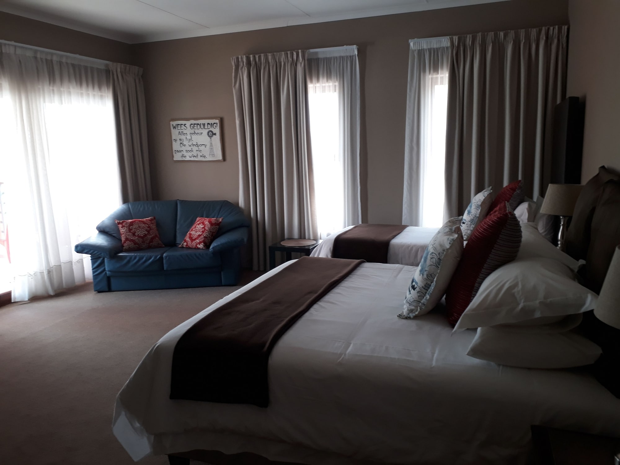 Family, 1 Queen and 1 Single Bed