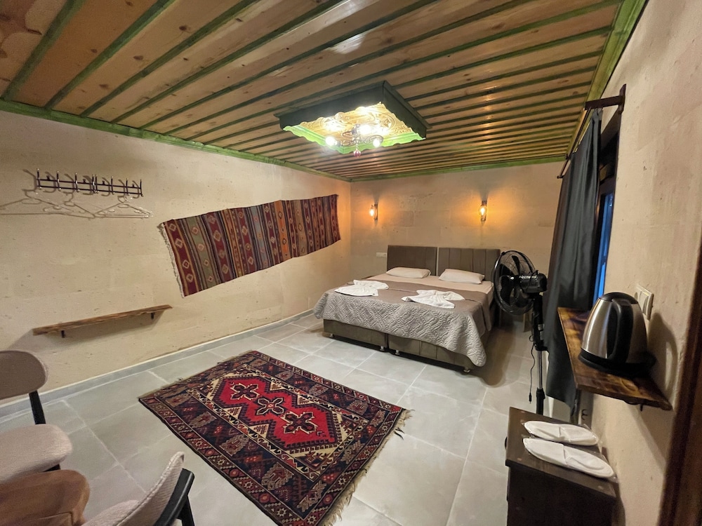 Falcon Cave Suites 12/49