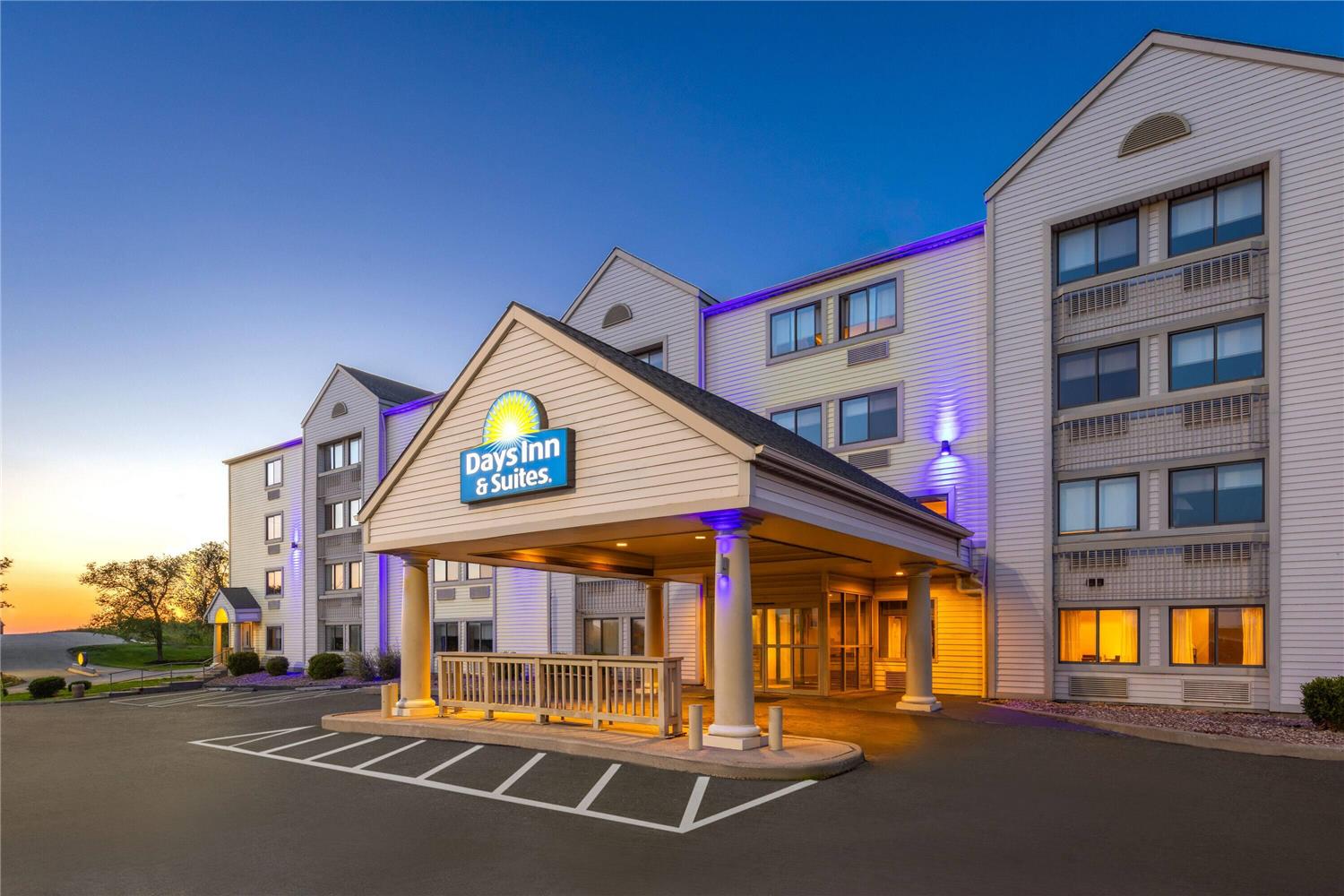 Days Inn & Suites By Wyndham Kansas City South 37/43