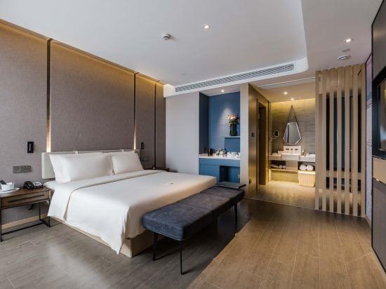 Elegant, Queen Bed