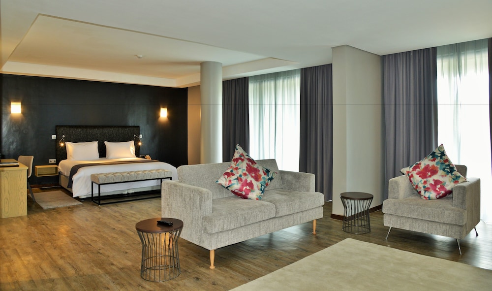 Mantis Epic Hotel And Suites 30/63