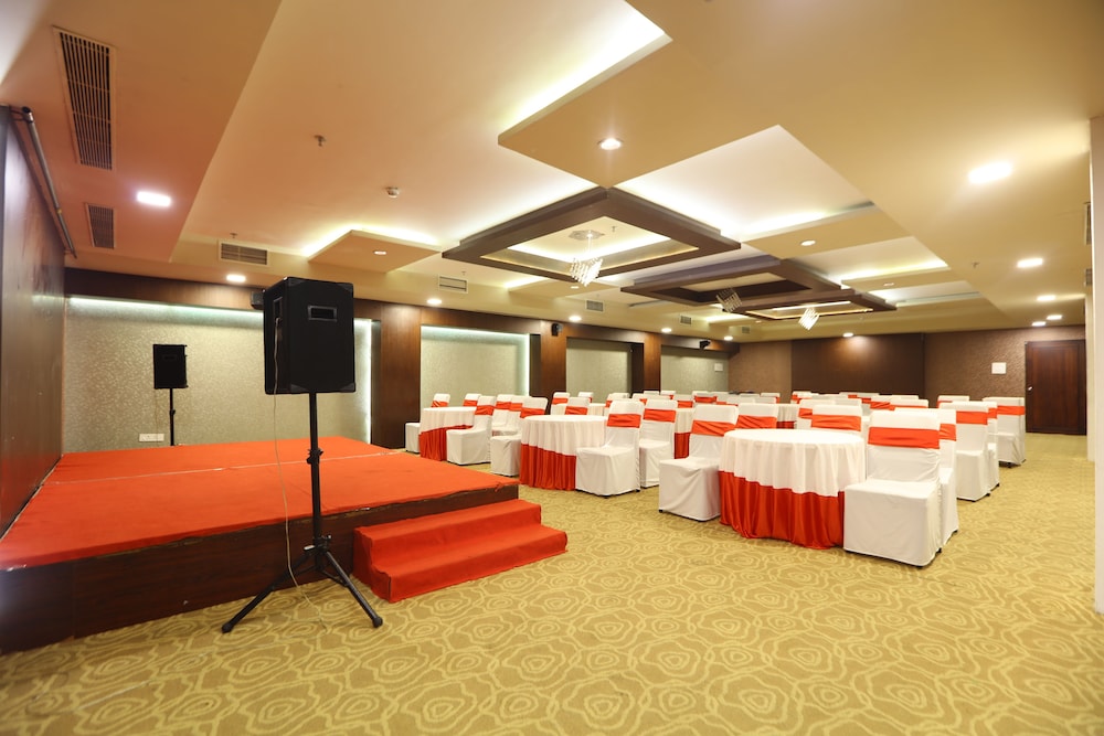 OYO Premium Airport Avinashi Road 11/17