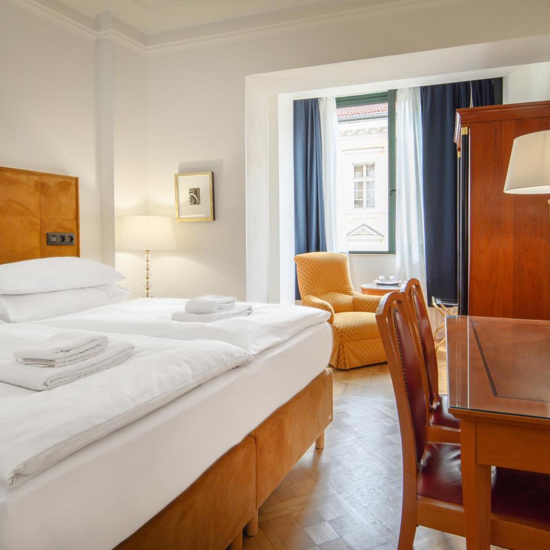 ROOM, DOUBLE OR TWIN BED