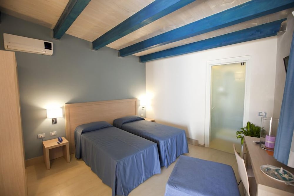 ROOM, DOUBLE BED
