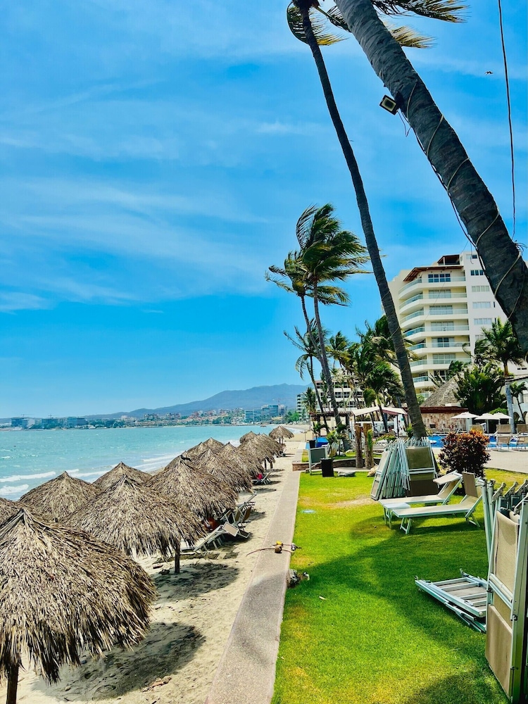 Los Picos Hotel & Suites Bucerias 46/50