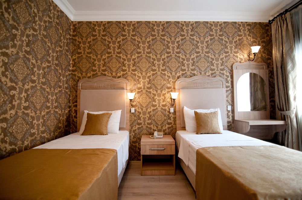 Artefes Hotel 8/70