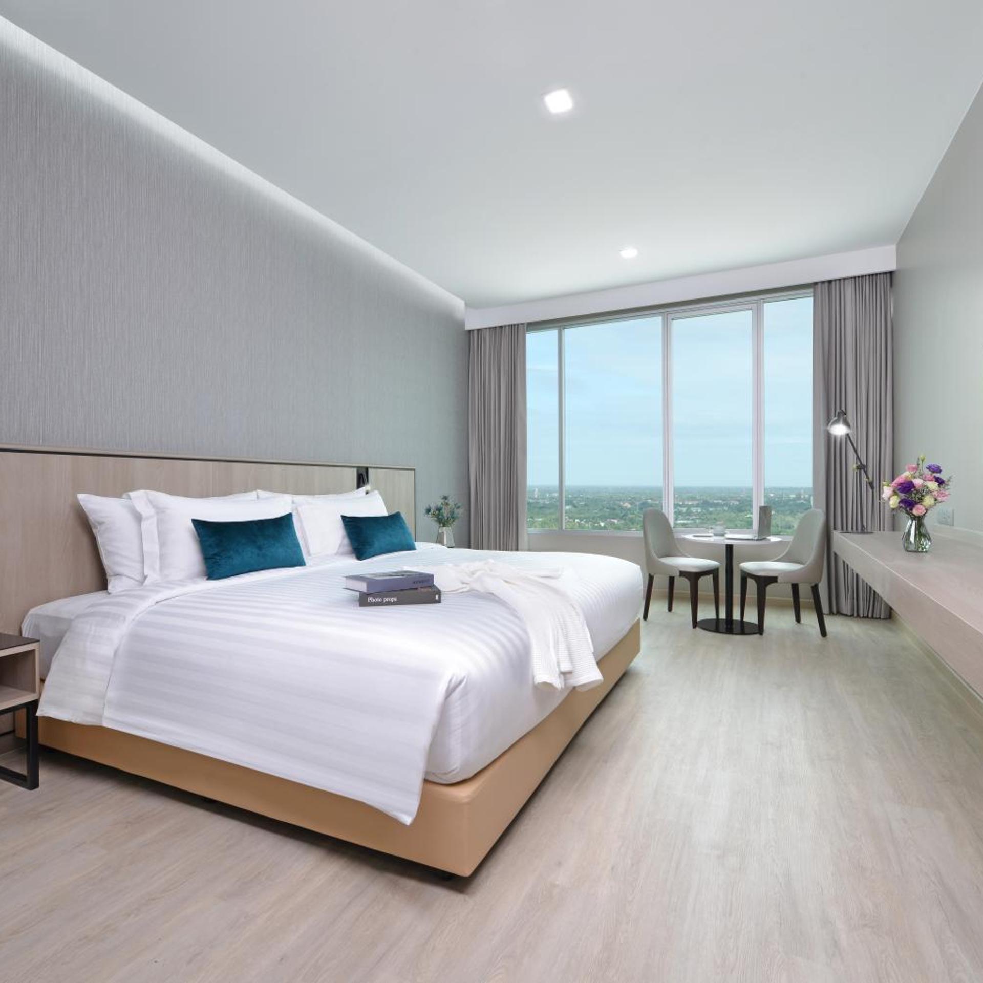 DELUXE, KING BED