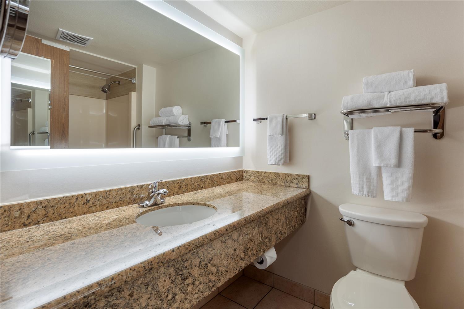 غرفة بسرير كينج في الطابق الأرضي، Best Western Plus Oak Harbor Hotel & Conference Center 3/3