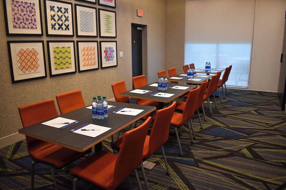 Holiday Inn Express Suites Sanford 52/54