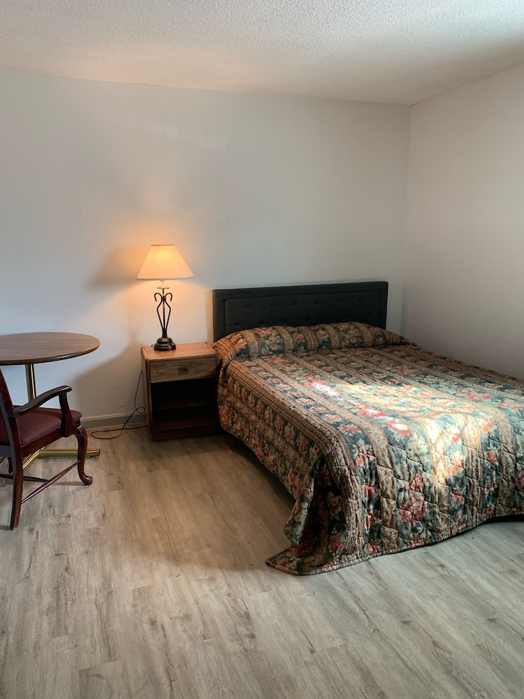 Travelers Uptown Motel 22/54