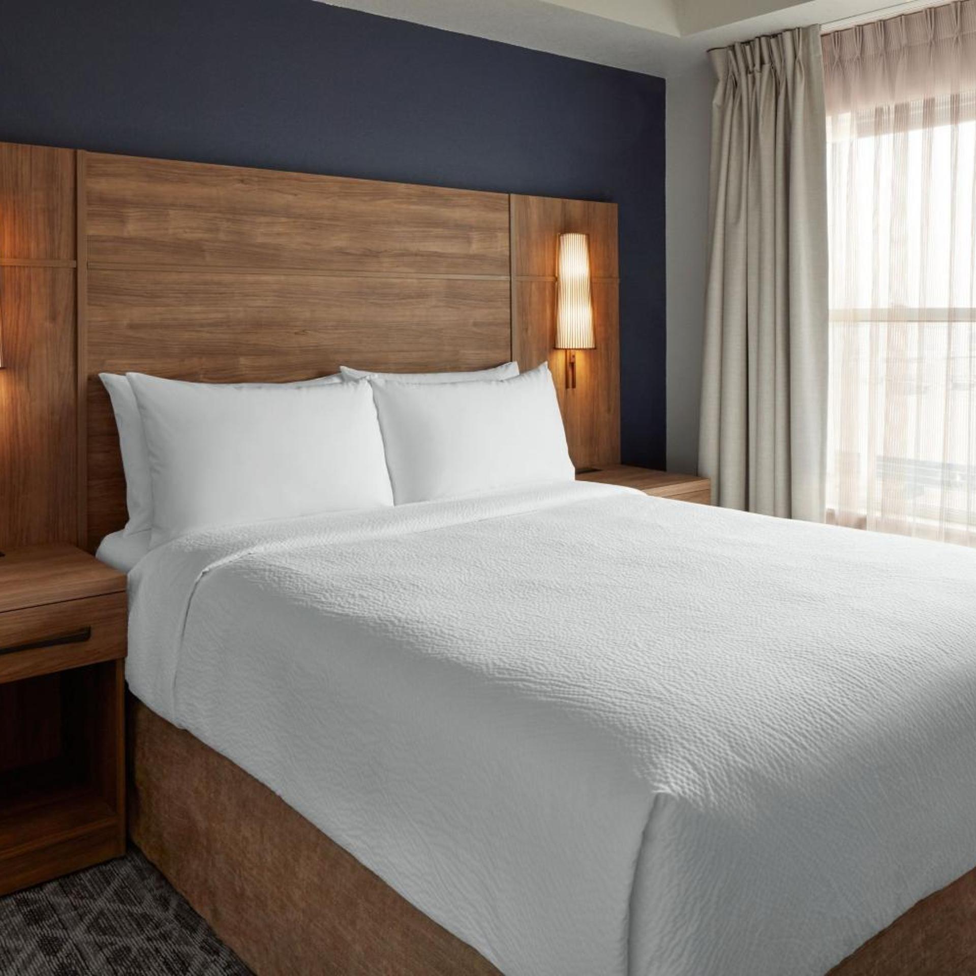 2 Bedrooms, Suite, King Bed