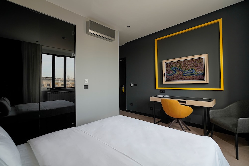 Maccani Luxury Suites 11/85