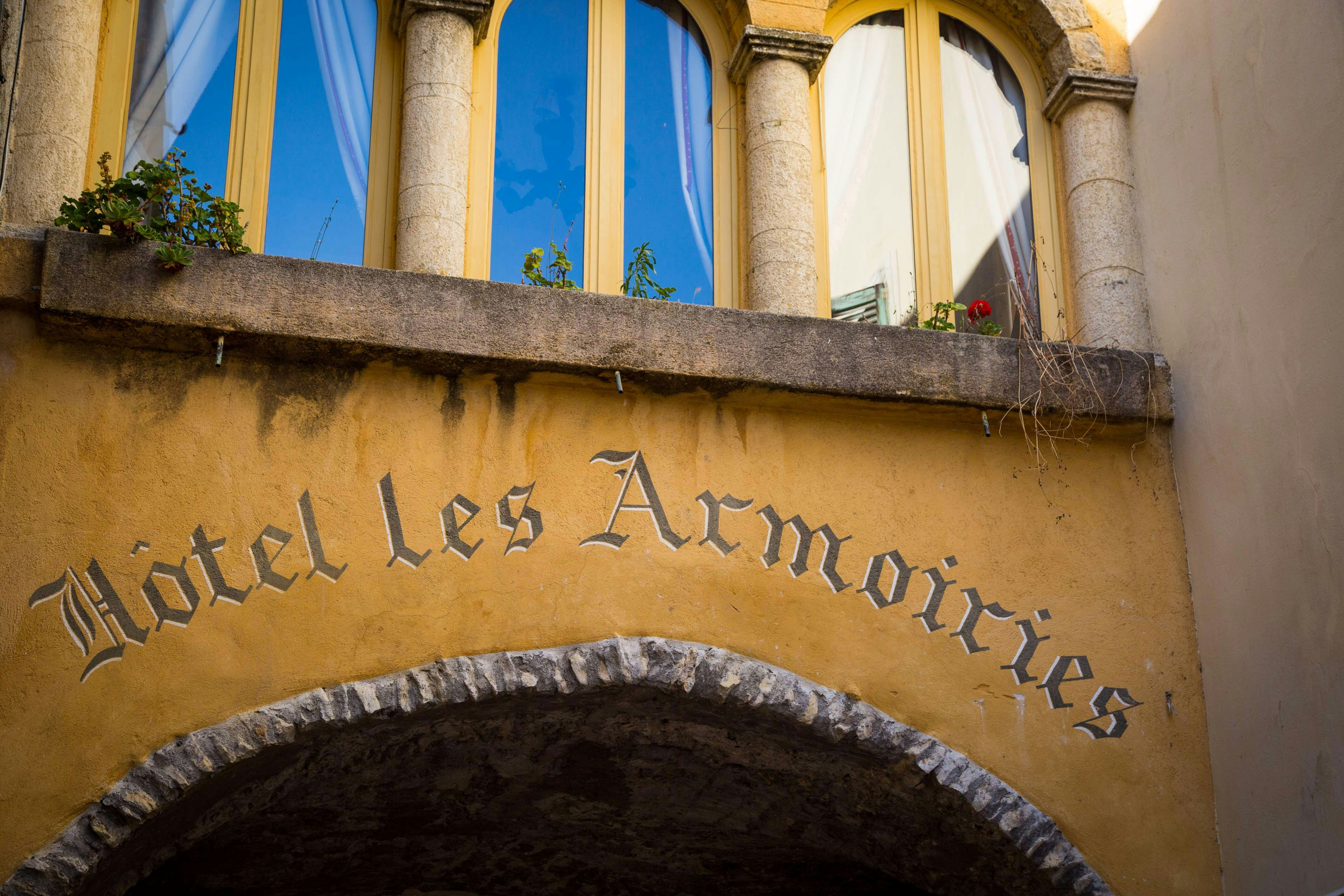 HOTEL LES ARMOIRIES 61/66