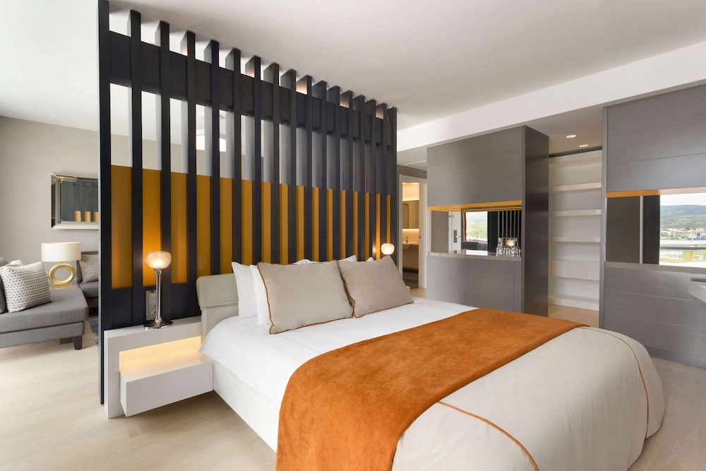 SUITE, QUEEN BED