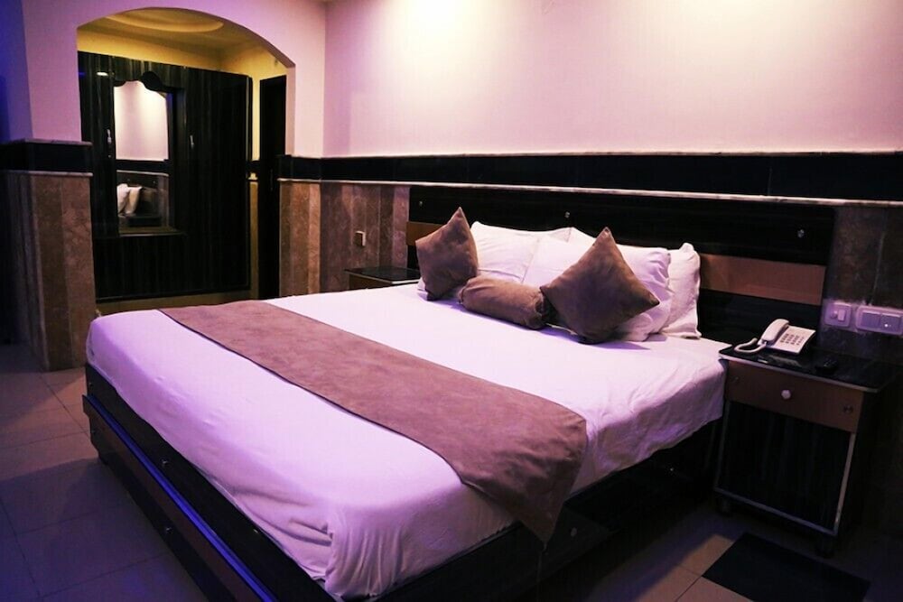 DELUXE, DOUBLE BED